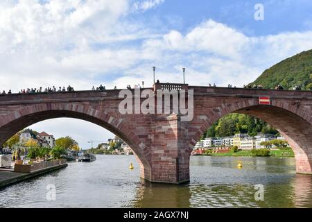 Heidelberg, Deutschland - 12. Oktober 2019: Touristen auf der Karl-Theodor-Brücke, die auch als Alte Brücke bekannt ist. Stockfoto