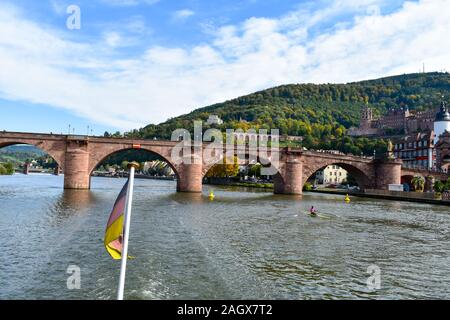 Heidelberg, Deutschland - 12. Oktober 2019: Touristen auf der Karl-Theodor-Brücke, die auch als Alte Brücke bekannt ist. Stockfoto