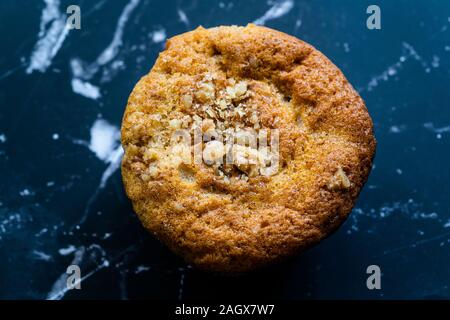 Hausgemachte Herbst Kürbis Muffin mit Haselnuss Pulver und gefüllt mit Apfelscheiben. Süße Snacks. Stockfoto