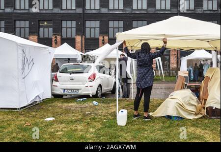 Lettland, Liepaja - 18. Mai: Liepaja an der Ostsee entfernt. Blick auf Menschen in traditionellen Liiv Dorf Feier nach Regen am 18. Mai 2019, Liepaja Stockfoto