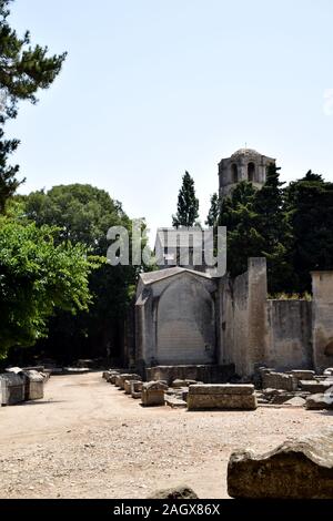 Antike römische Nekropole Les Alyscamps in Arles, Provence, Südfrankreich. Stockfoto