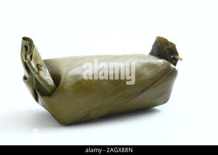 Arem-AREM oder Lemper ist traditionelles Essen aus Java. auf weißem Hintergrund Stockfoto