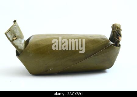 Arem-AREM oder Lemper ist traditionelles Essen aus Java. auf weißem Hintergrund Stockfoto