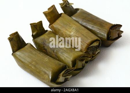 Arem-AREM oder Lemper ist traditionelles Essen aus Java. auf weißem Hintergrund Stockfoto