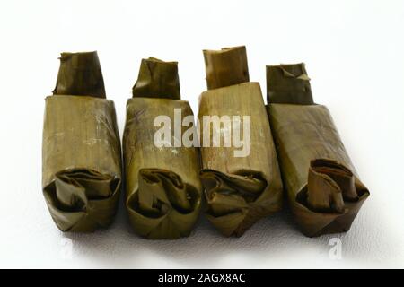 Arem-AREM oder Lemper ist traditionelles Essen aus Java. auf weißem Hintergrund Stockfoto