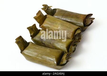 Arem-AREM oder Lemper ist traditionelles Essen aus Java. auf weißem Hintergrund Stockfoto