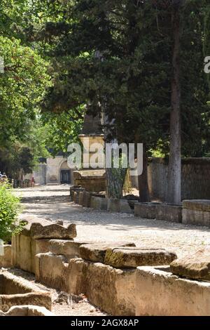 Antike römische Nekropole Les Alyscamps in Arles, Provence, Südfrankreich. Stockfoto