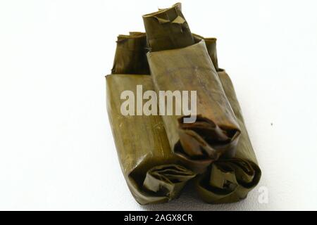 Arem-AREM oder Lemper ist traditionelles Essen aus Java. auf weißem Hintergrund Stockfoto