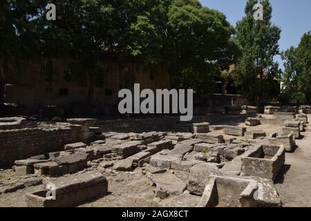 Antike römische Nekropole Les Alyscamps in Arles, Provence, Südfrankreich. Stockfoto