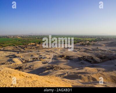 Luftaufnahme der Nekropole in Luxor, Ägypten Stockfoto