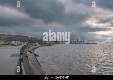 Largs, Schottland, Großbritannien - 20 Dezember, 2019: Die Stadt von Largs auf den Firth of Clyde an der Westküste von Schottland und Suchen entlang der nördlichen Promena Stockfoto