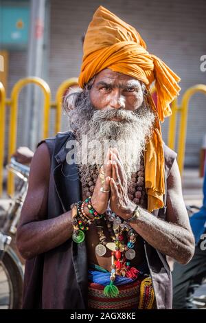 VARANASI, INDIEN - 18. MÄRZ 2017: heiliger Mann Holding in Varanasi, Indien zu beten. Stockfoto