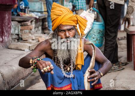 VARANASI, INDIEN - 18. MÄRZ 2017: heilige Mann mit gefährlichen Kobra Schlange in Varanasi, Indien. Stockfoto