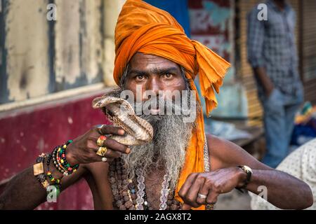 VARANASI, INDIEN - 18. MÄRZ 2017: heilige Mann mit gefährlichen Kobra Schlange in Varanasi, Indien. Stockfoto