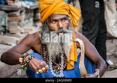 VARANASI, INDIEN - 18. MÄRZ 2017: heilige Mann mit gefährlichen Kobra Schlange in Varanasi, Indien. Stockfoto