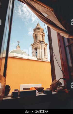 MOLA DI BARI, ITALIEN/AUGUST 2018: Blick auf die alte Kathedrale aus dem Fenster Stockfoto