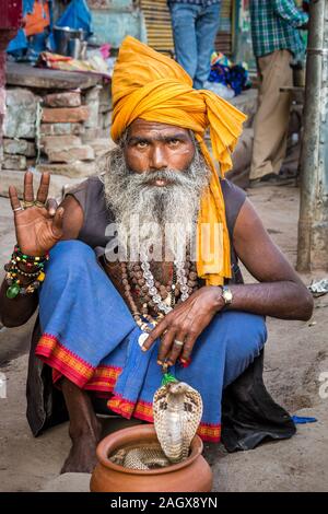 VARANASI, INDIEN - 18. MÄRZ 2017: heilige Mann mit gefährlichen Kobra Schlange in Varanasi, Indien. Stockfoto