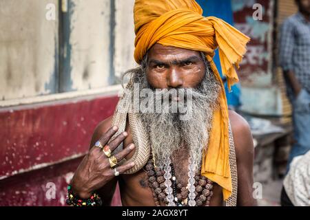 VARANASI, INDIEN - 18. MÄRZ 2017: heilige Mann mit gefährlichen Kobra Schlange in Varanasi, Indien. Stockfoto