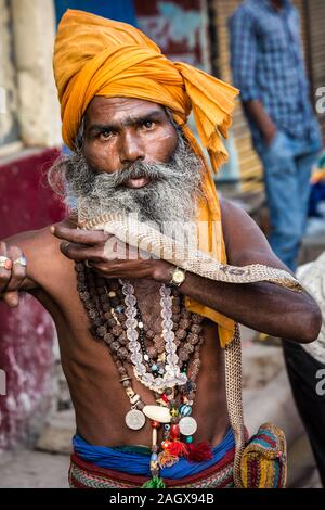 VARANASI, INDIEN - 18. MÄRZ 2017: heilige Mann mit gefährlichen Kobra Schlange in Varanasi, Indien. Stockfoto