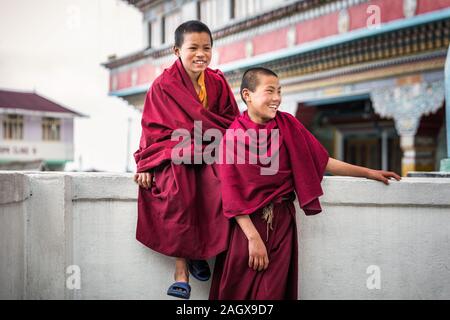 GHOOM, INDIEN - 18. MÄRZ 2017: Lächelnde buddhistische Mönche in Dali Kloster Ghoom, Indien. Stockfoto