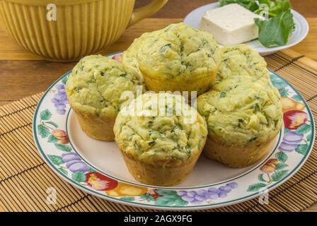 Feta und Spinat Muffins in einer Platte - herzhafte Muffins Hintergrund Stockfoto