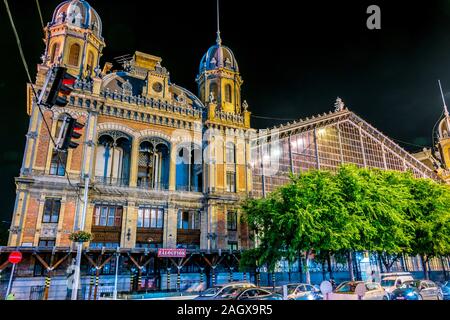 BUDAPEST, Ungarn - May 30, 2019: Nyugati Palyaudvar (Westbahnhof) in Budapest, Ungarn bei Nacht Stockfoto