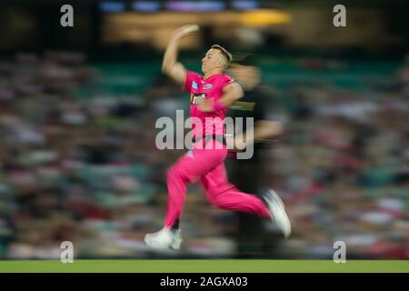 Sydney, Australien. 22 Dez, 2019. Sydney Sixers spieler Tom Curran bowling während der Großen Bash Cricket Match zwischen Sydney und Brisbane Sixers Hitze an der Sydney Cricket Ground, Sydney, Australien, am 22. Dezember 2019. Foto von Peter Dovgan. Credit: UK Sport Pics Ltd/Alamy leben Nachrichten Stockfoto