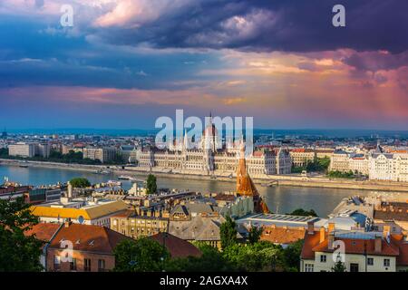 Panorama von Budapest mit Ungarischen Parlament am Ufer der Donau. Stockfoto