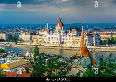 Panorama von Budapest mit Ungarischen Parlament am Ufer der Donau.