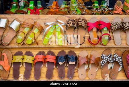 Bunte Damen Sandalen für den Verkauf außerhalb shop Hoi An Vietnam Stockfoto