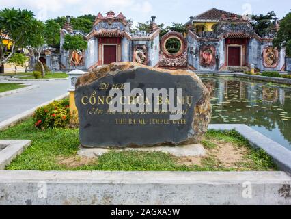 Das Ba Mu Temple Gate, Hoi An, Vietnam - Cong Chua Ba Mu Stockfoto