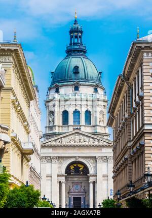 Architektur von Zrinyi utca mit St. Stephans Basilika in Budapest, Ungarn Stockfoto