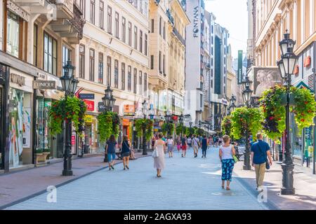 BUDAPEST, Ungarn - May 30, 2019: Berühmte Vaci Straße, der wichtigsten Einkaufsstraße in Budapest, Ungarn Stockfoto