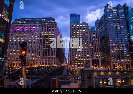 Blick auf den ikonischen Downtown Architektur von Merchandise Mart L-Bahnsteig, Chicago, Illinois, USA Stockfoto