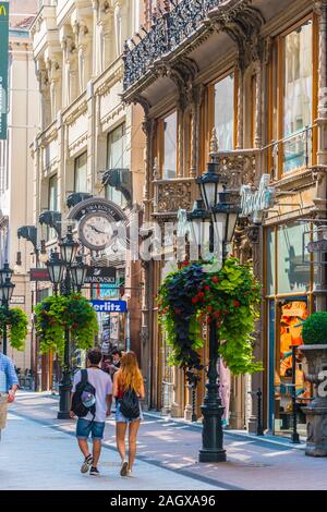 BUDAPEST, Ungarn - May 30, 2019: Berühmte Vaci Straße, der wichtigsten Einkaufsstraße in Budapest, Ungarn Stockfoto