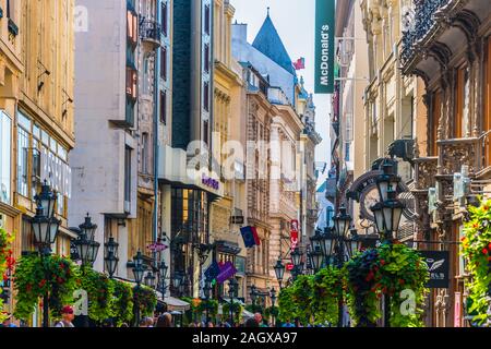 BUDAPEST, Ungarn - May 30, 2019: Berühmte Vaci Straße, der wichtigsten Einkaufsstraße in Budapest, Ungarn Stockfoto