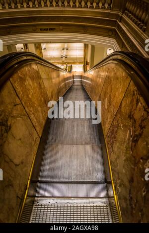 Rolltreppe in Central Standard Gebäude bei 231 S. LaSalle, auch Wintrust Gebäude wurde im neo-klassischen Stil gebaut, 1924, Chicago, Illinois, Stockfoto