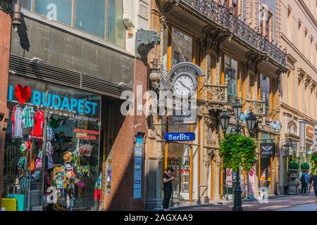 BUDAPEST, Ungarn - May 30, 2019: Berühmte Vaci Straße, der wichtigsten Einkaufsstraße in Budapest, Ungarn Stockfoto