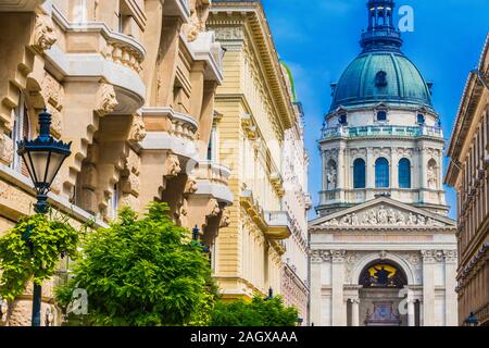 Architektur von Zrinyi utca mit St. Stephans Basilika in Budapest, Ungarn Stockfoto