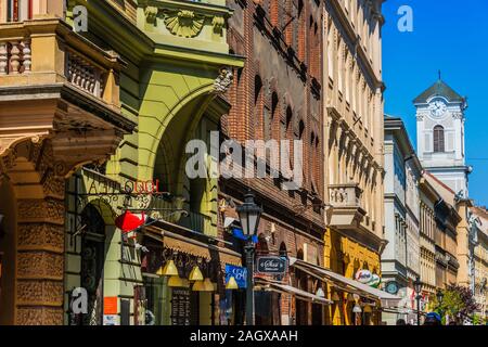 BUDAPEST, Ungarn - May 30, 2019: Berühmte Vaci Straße, der wichtigsten Einkaufsstraße in Budapest, Ungarn Stockfoto