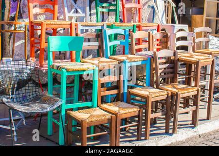 Mehrfarbige Stühlen auf der Straße in Athen verkauft auf einem lokalen Markt Stockfoto