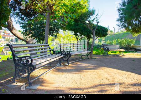 Drei Bänke in einem Park an einem sonnigen Tag in Athen, Griechenland Stockfoto