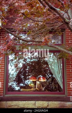 Gemütliche Fenster eines traditionellen Wohnhauses in deutsche Dorf Nachbarschaft, Columbus, Ohio, USA Stockfoto