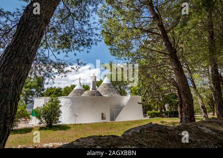 Dächer und Zaun von truli, typische Zylindrische weiß getünchte Häuser in der Nähe von Alberobello, Apulien, Italien mit tollen blauen Himmel mit Wolken, street view, Rahmen Stockfoto