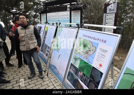 (191222) - Qingdao, Dez. 22, 2019 (Xinhua) - ein Archäologe, erläutert den Stand der archäologischen Ausgrabungen arbeitet am Langyatai Ruinen in der Stadt Qingdao, in der ostchinesischen Provinz Shandong, Dez. 21, 2019. Ein Abflusssystem zurück zu den Qin (221-206 v. Chr.) und Han (206 v. Chr.-220 v. Chr.) Dynastien dating war an der Langyatai Ruinen entdeckt. Ausgrabung begann an zwei Standorten in den Ruinen im Oktober dieses Jahres. Bisher wurde eine Erde Plattform, ein Abflusssystem, und ein Gebäude, die im großen Stil und verfügen über strenge architektonische Handwerk sind, entdeckt worden. (Xinhua/Li Ziheng) Stockfoto