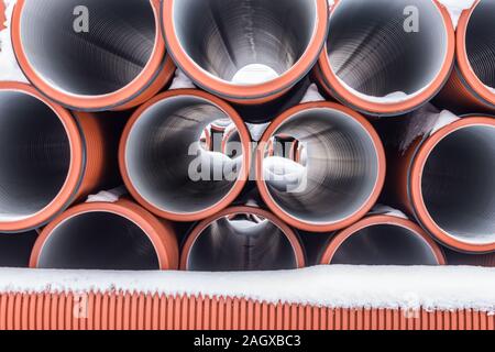 Große schnitt Kanalrohre mit Schnee im Winter Bau abgedeckt Stockfoto