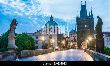 Die Karlsbrücke über die Moldau in Prag, Tschechische Republik Stockfoto