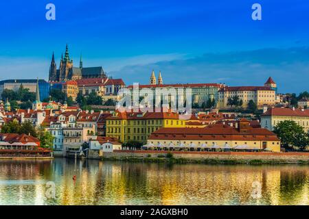 Blick auf den Hradschin in Prag mit St. Vitus Kathedrale und die Prager Burg. Der Tschechischen Republik Stockfoto