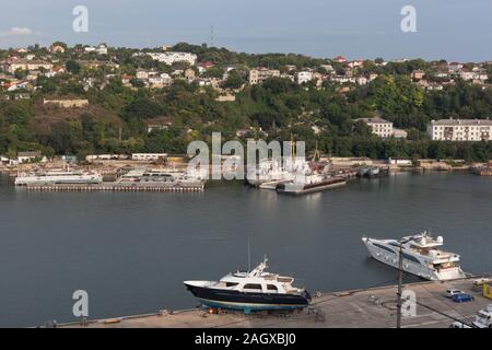 Sewastopol, Krim, Russland - Juli 24, 2019: die South Bay von der Hafenstadt Sewastopol, Krim Stockfoto