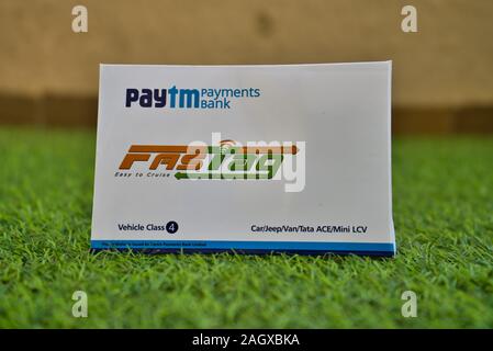 Schnelle Variablen durch PayTM Zahlung Bank auf grünem Gras Stockfoto